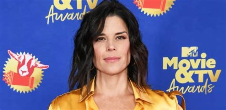 Stalking The Stature: How Astonishingly Tall Is Neve Campbell?