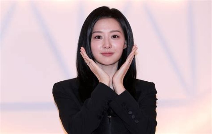 Kim Ji Won's Close Friendships In The Entertainment Industry